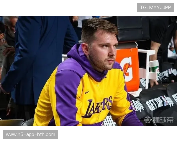 东契奇长距离三分再度命中,独行侠主场震动