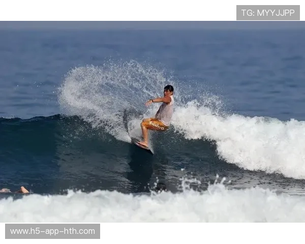冲浪选手在台风浪中骑出惊世波段,镜头震撼全球